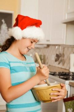 Dekle pripravlja praznično pecivo