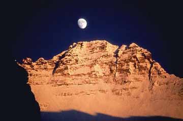 Mesec nad goro Lhotse